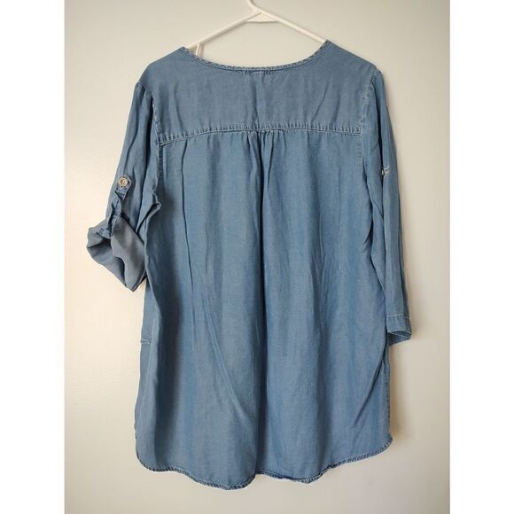 Hannah Women's Size Medium Light Wash Blue Denim V Neck Hi Lo Hem Blouse - Picture 9 of 11